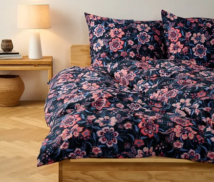 Dunkelblaue Renforcé-Bettwäsche in Normalgröße auf einem Bett.
