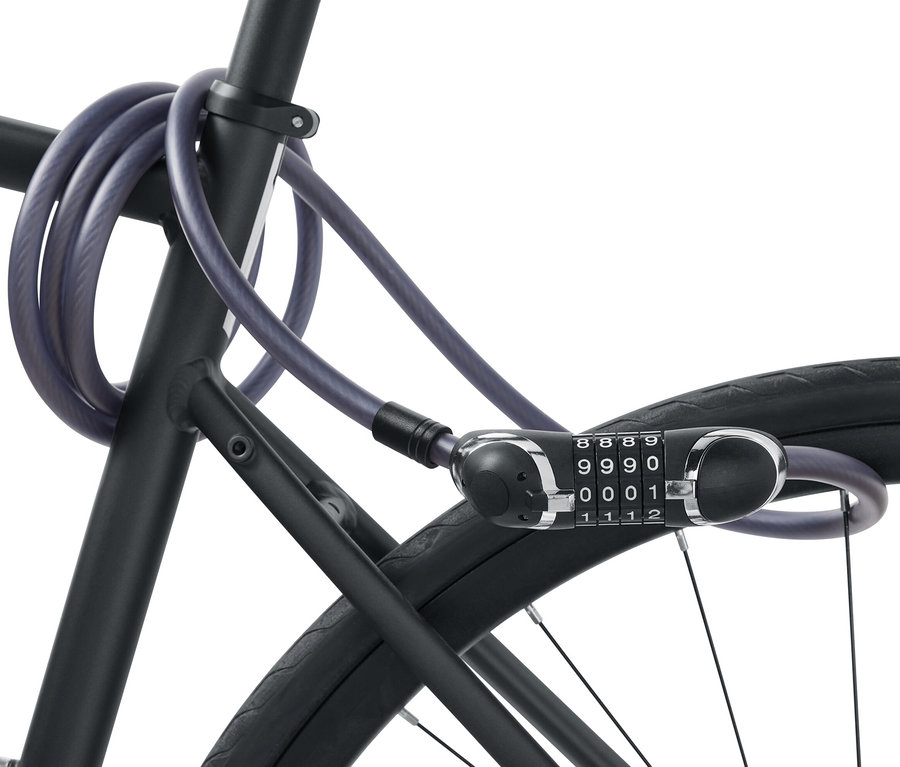 Ein schwarzer Fahrradrahmen ist mit einem extralangen Universal-Stahlkabelschloss gesichert.
