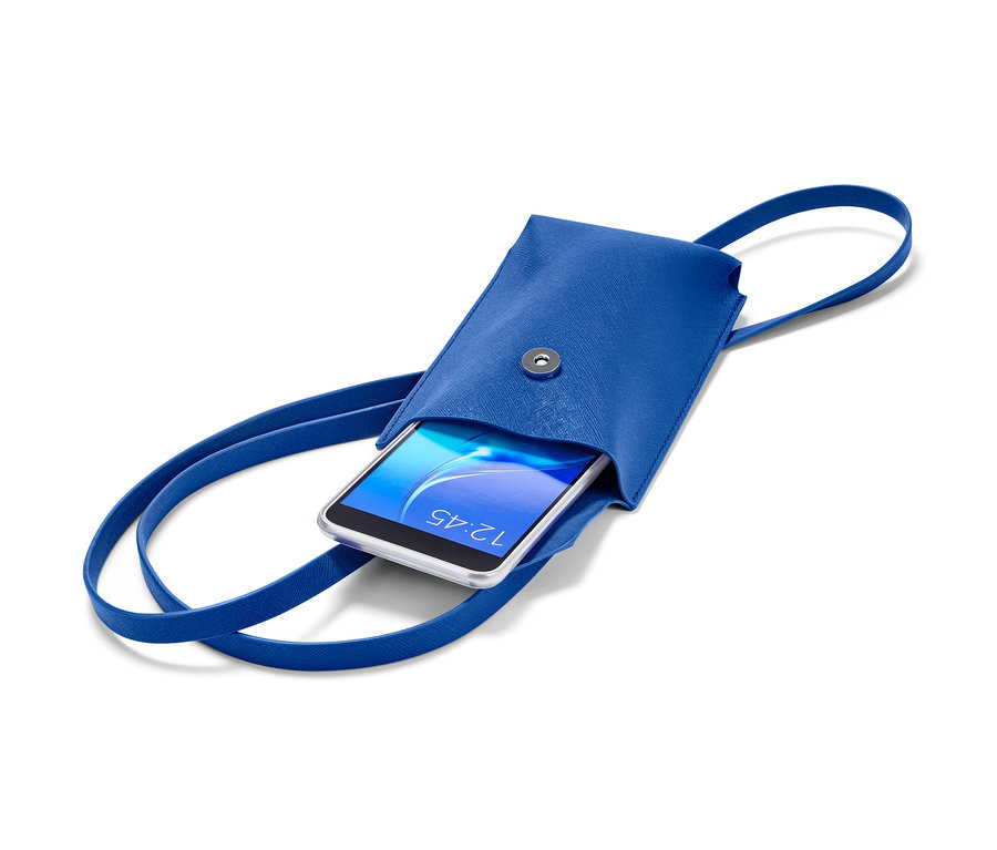 Eine blaue Mini-Tasche mit einem Mobiltelefon darin.