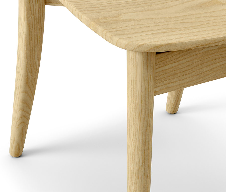 Detailansicht eines Holzstuhls.