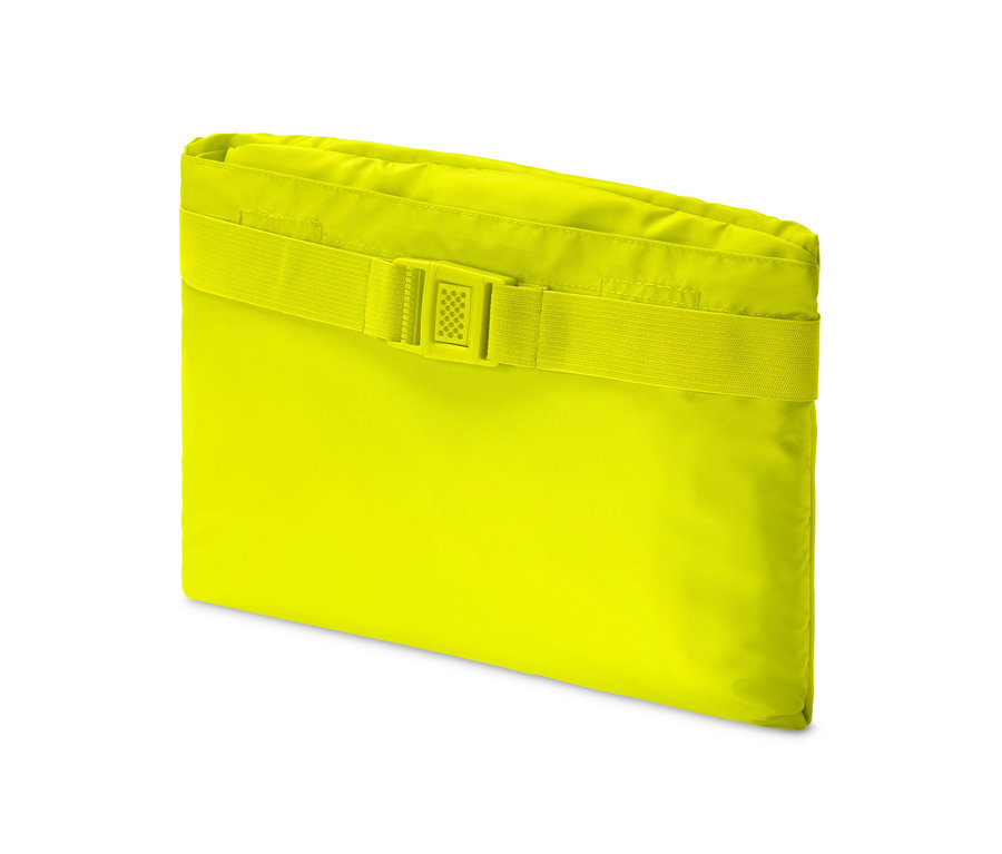 Zusammengelegter gelber Regenponcho mit Gurt.