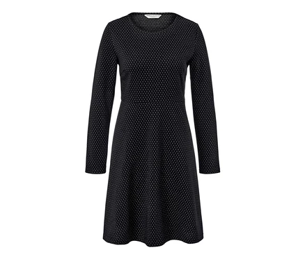 Ein glitzerndes Jacquard-Kleid in Schwarz wird gezeigt.