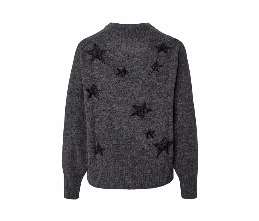 Grauer Strickpullover mit schwarzen Sternen.