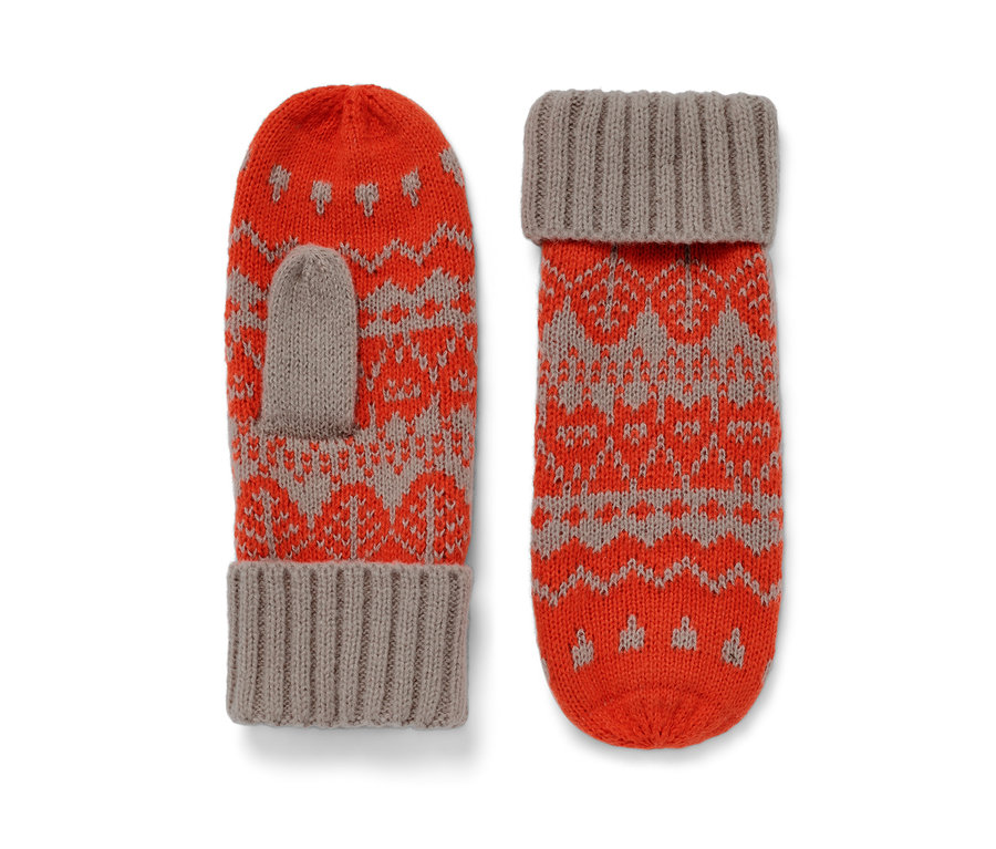 Zwei gestrickte Fäustlinge mit norwegischem Muster in Orange und Grau.