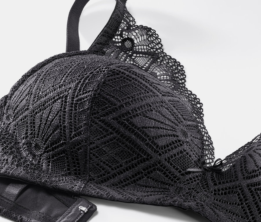 Detailaufnahme eines schwarzen Softschalen-BHs.