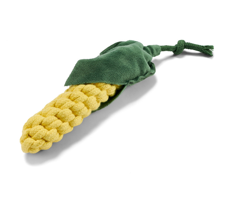 Ein Hundespielzeug »Mais« liegt auf einem weißen Hintergrund.