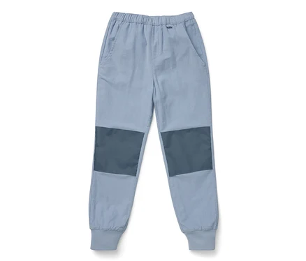 Blaue Kinder-Cord-Outdoorhose mit dunklen Kniepatches.