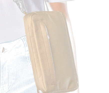 Frau mit Sicherheits-Gürtel- und Umhängetasche.