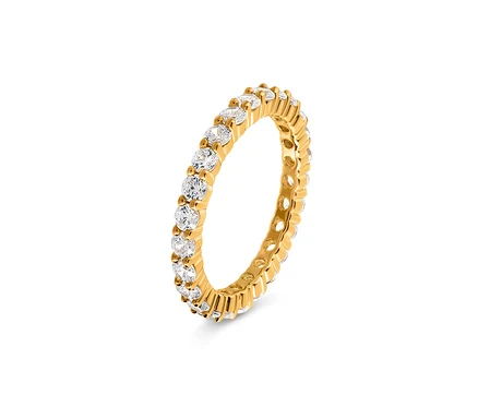 Goldener Ring mit klaren Steinen rundherum.