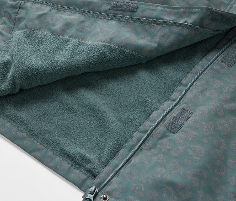 Detailansicht einer geöffneten Kinder-Thermo-Regenjacke mit reflektierenden Elementen, die das Innenfleece zeigt.