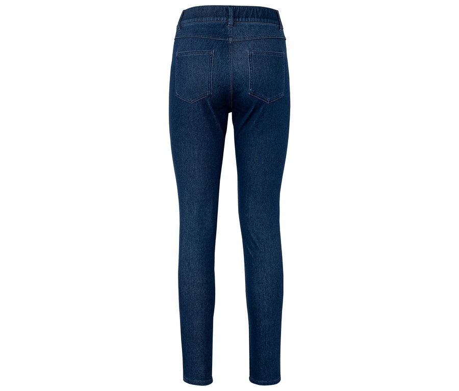 Rückansicht einer dunkelblauen Röhrenjeans.