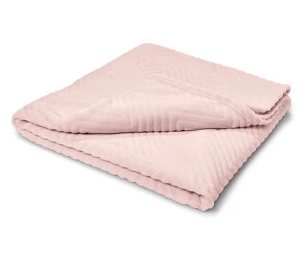 Eine rosa Decke, gefaltet auf einem weißen Hintergrund.