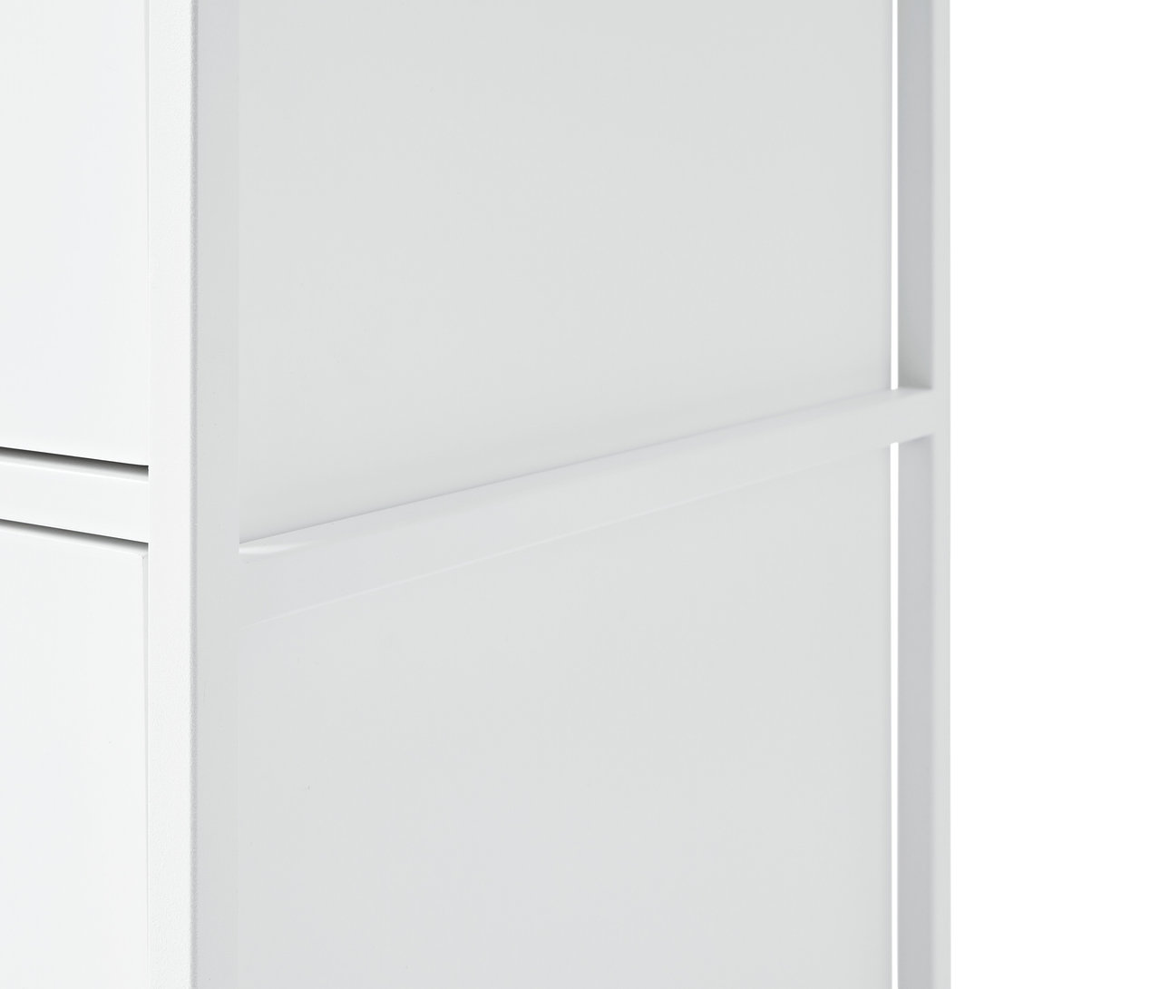 Detailaufnahme einer weißen »KLAAR« Kommode mit 4 Schubladen.