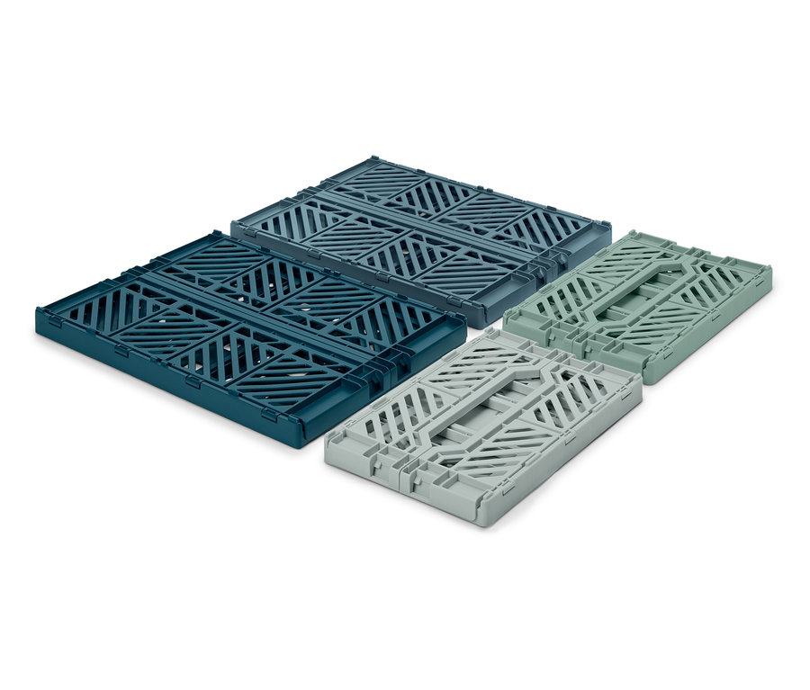 Vier faltbare Transportkisten, zwei blaue und zwei graue, auf weißem Hintergrund.