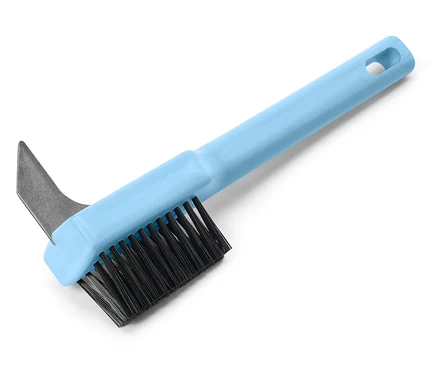 Blaue Bürste mit schwarzen Borsten und Schaber.