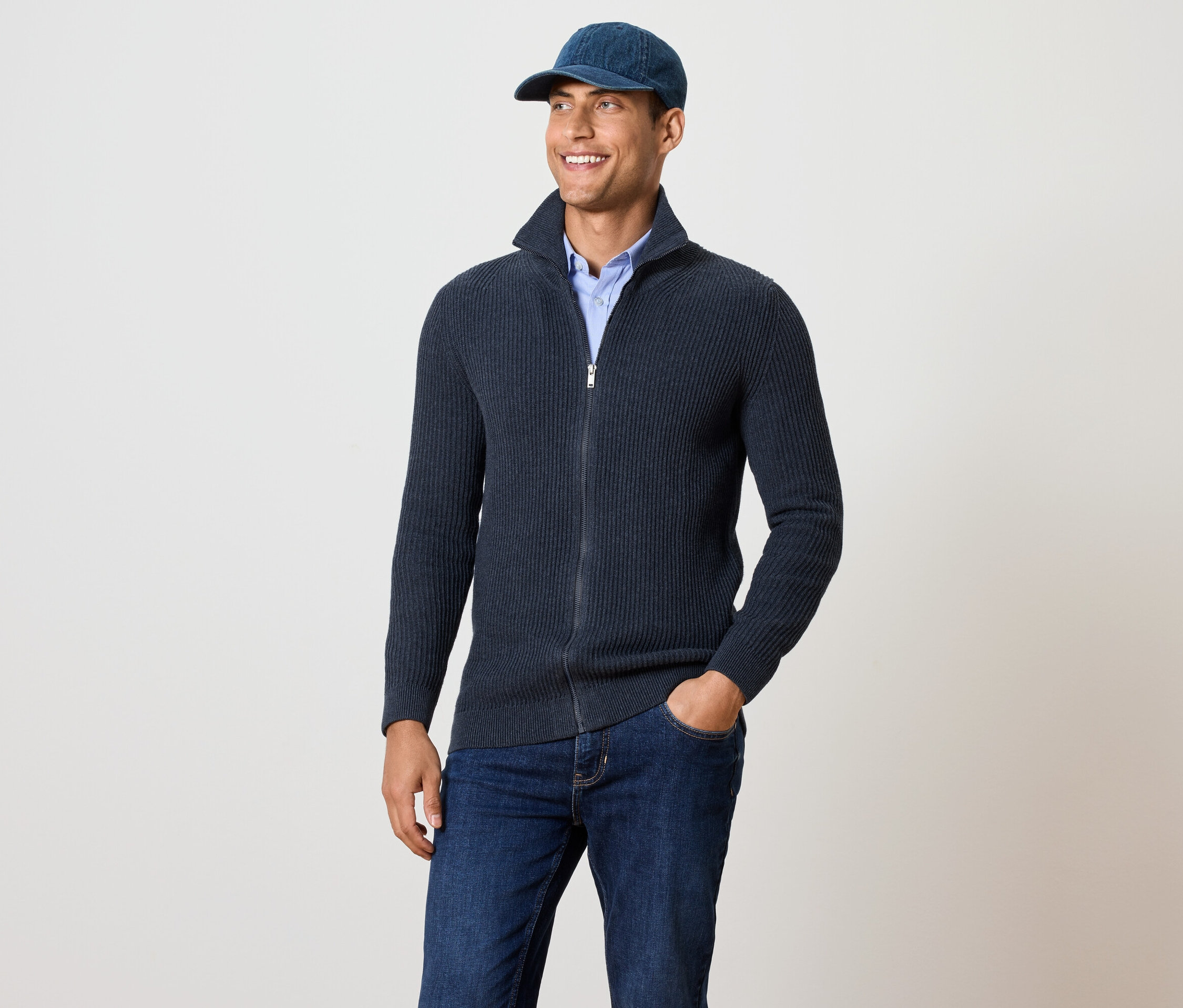 Mann trägt eine navy melierte Strickjacke.