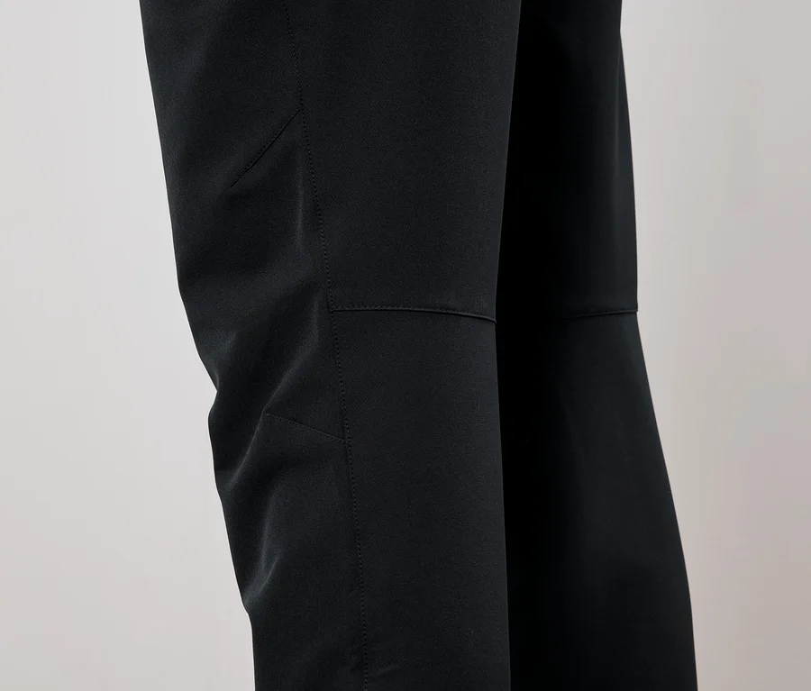 Detail einer schwarzen Hose mit Kniepatches.