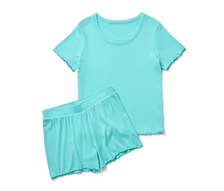 Ein türkisfarbenes Shorty-Pyjama-Set aus Rippe liegt auf einem weißen Hintergrund.