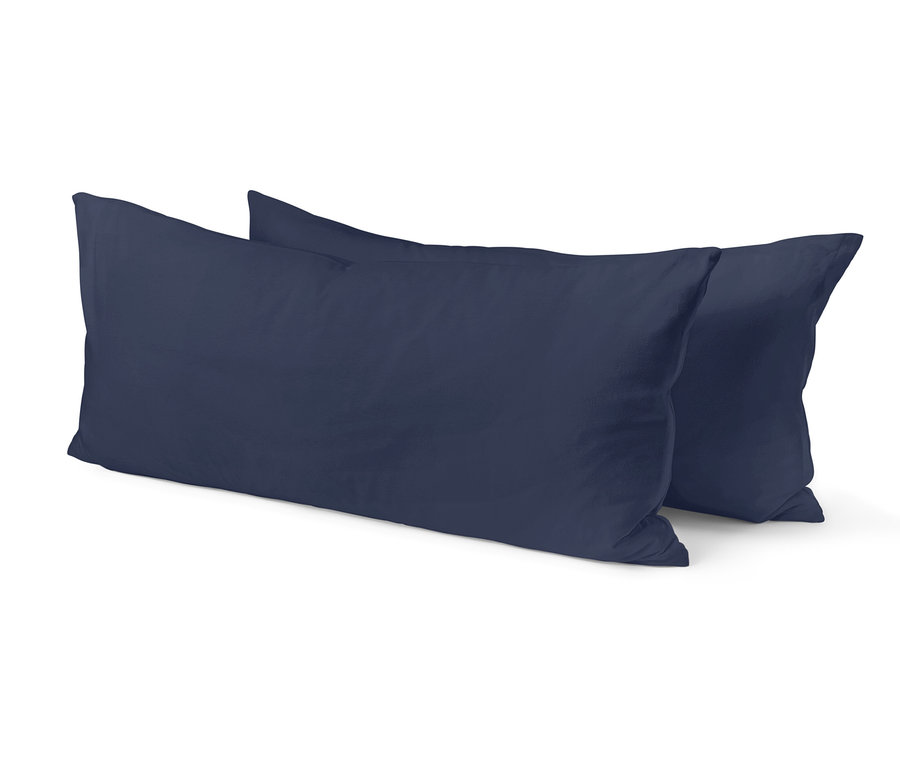 Zwei marineblaue Kissen auf einem weißen Hintergrund.