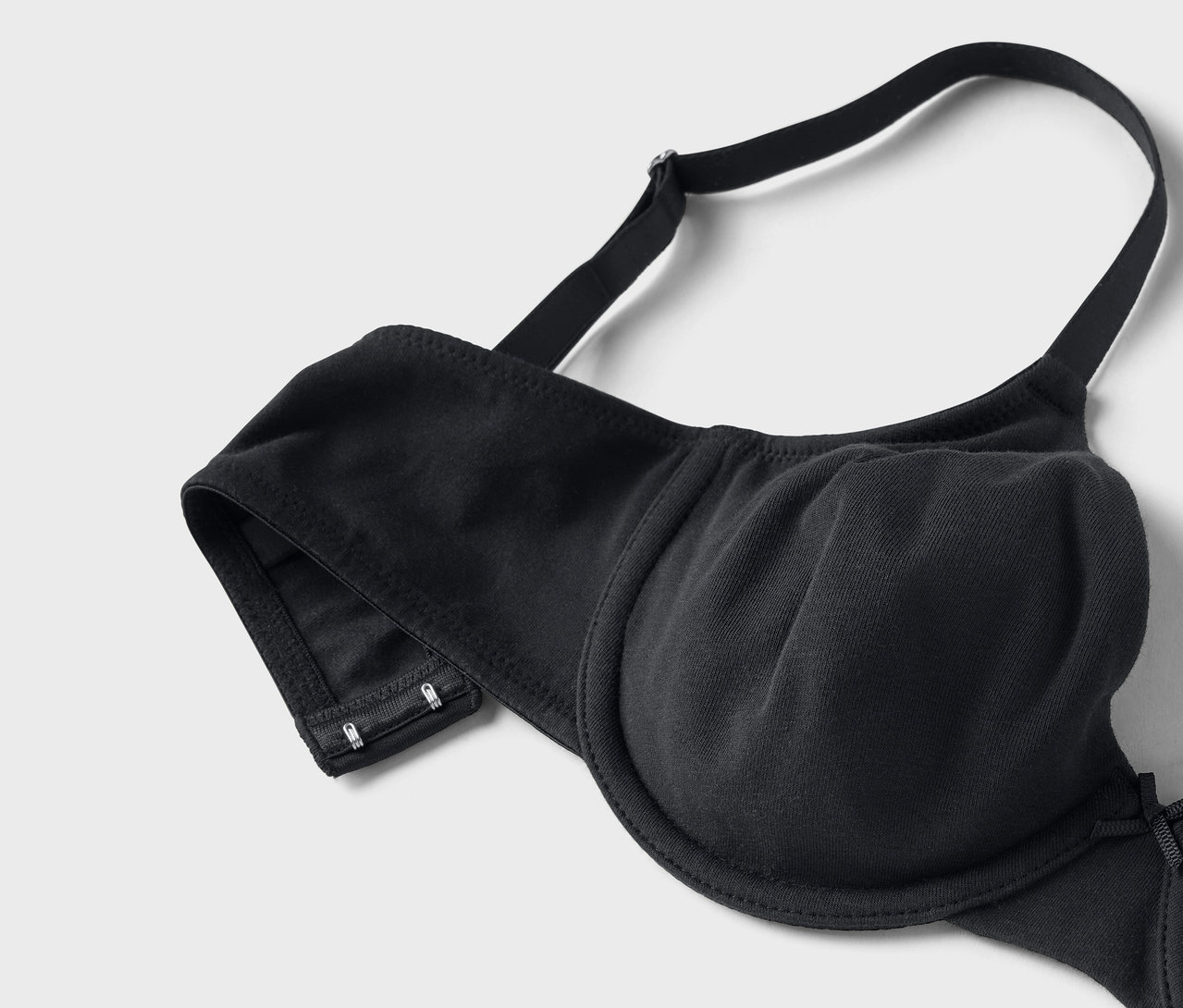 Detailaufnahme eines schwarzen BHs mit Trägern.