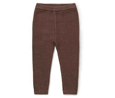 Braune Strickleggings auf weißem Hintergrund.