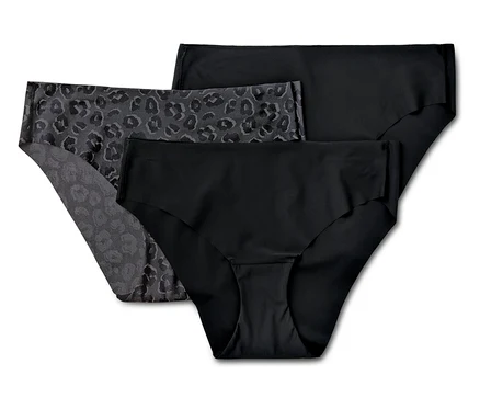 Drei Paar Damenslips. Zwei sind schwarz, einer hat einen Animal-Print.