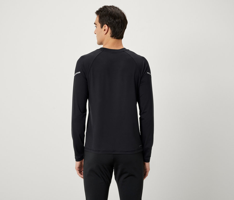 Mann von hinten trägt ein schwarzes Langarmshirt und eine schwarze Trainingshose.