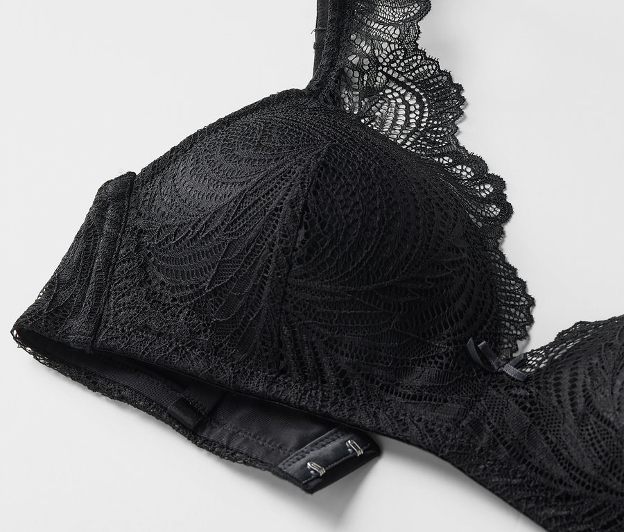 Detailaufnahme eines schwarzen Softschalen-BHs mit Spitze.