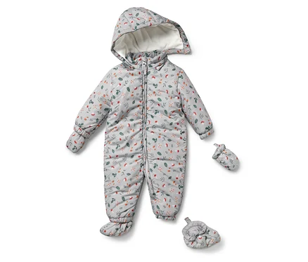 Ein grauer Baby-Overall mit Blättermuster, dazu passende Handschuhe und Schuhe.