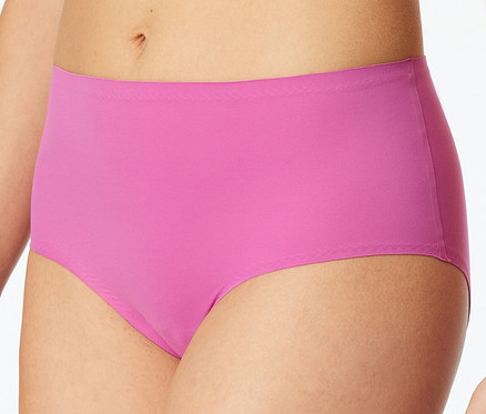 Nahaufnahme einer Person, die einen fuchsiafarbenen SCHIESSER Invisible Slip Maxi trägt.