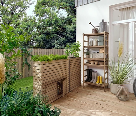 Auf einer Holzterrasse stehen zwei Pflanzkästen aus Holz und ein Regal mit Gartenzubehör.