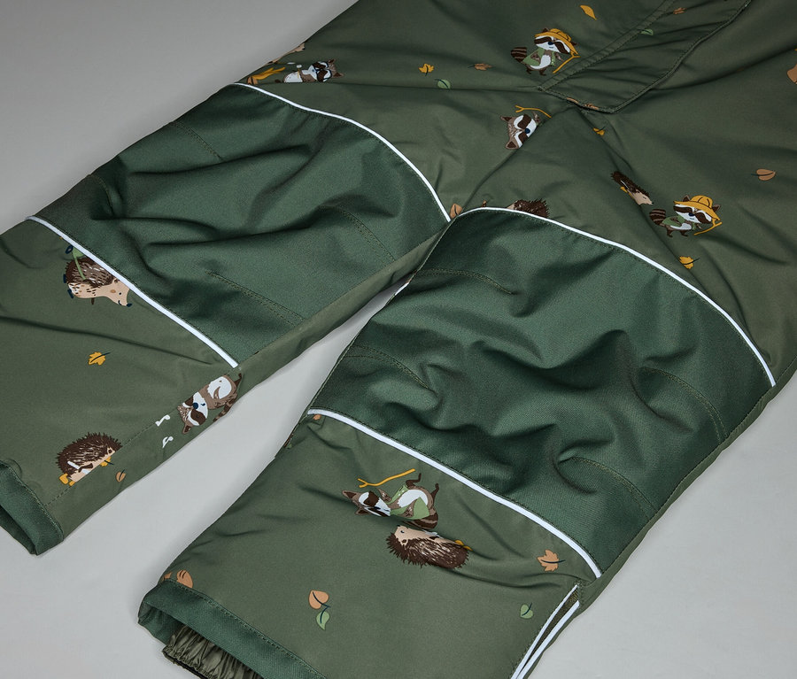 Nahaufnahme einer grünen Hose mit Tierdruck und weißen Akzenten.