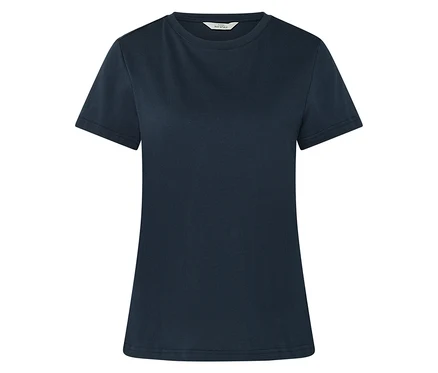 Dunkelblaues T-Shirt mit kurzen Ärmeln und Rundhalsausschnitt, flach auf weißem Hintergrund liegend.