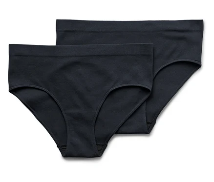 Zwei schwarze Damen Slips liegen übereinander auf einem weißen Untergrund.