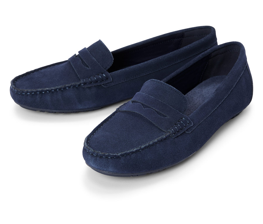 Zwei marineblaue Slipper aus Wildleder stehen auf einem weißen Hintergrund.