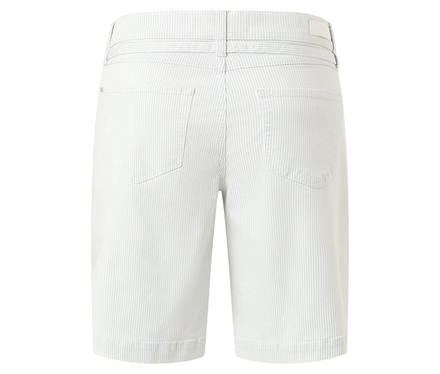 Rückansicht von hellen, gestreiften Shorts mit Taschen.