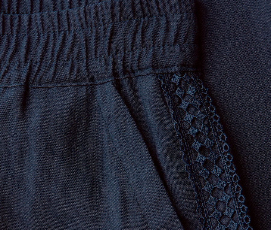 Detailansicht der Street One Hose »Emee« mit Gummibund und Spitzendetail an der Tasche.