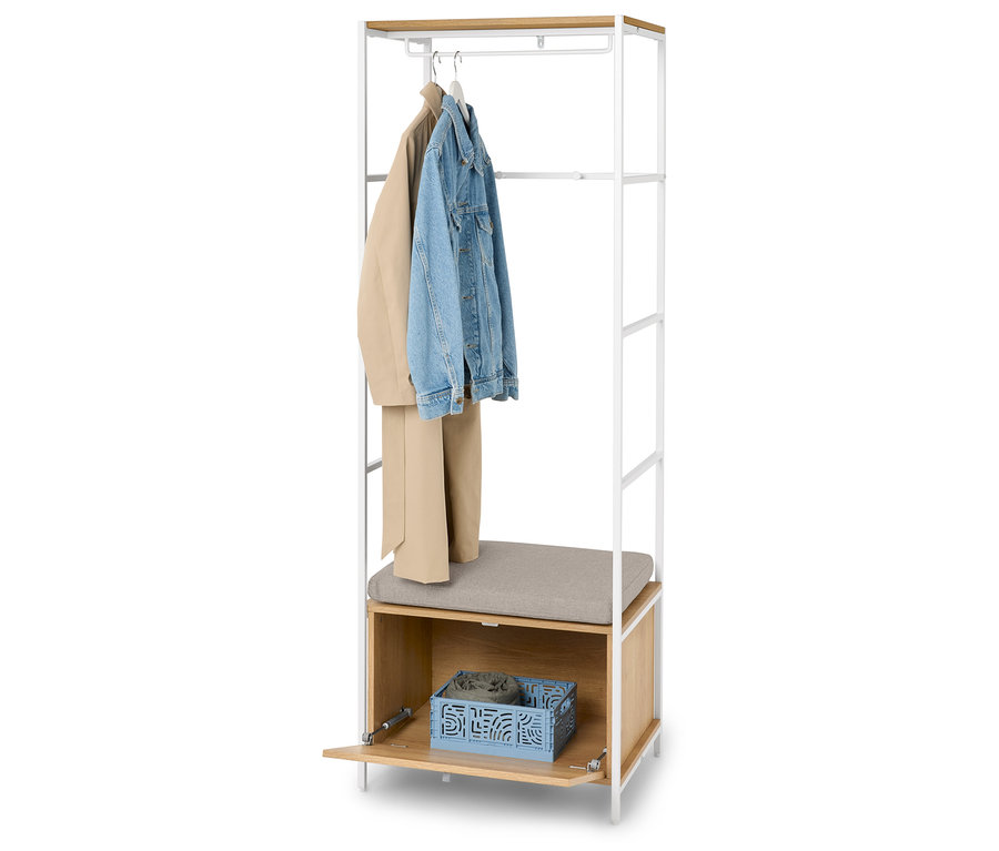 Garderobenständer mit beiger Jacke, Jeansjacke und beiger Hose auf Kleiderbügeln, grauer Sitzfläche und blauem Korb mit Kleidung.