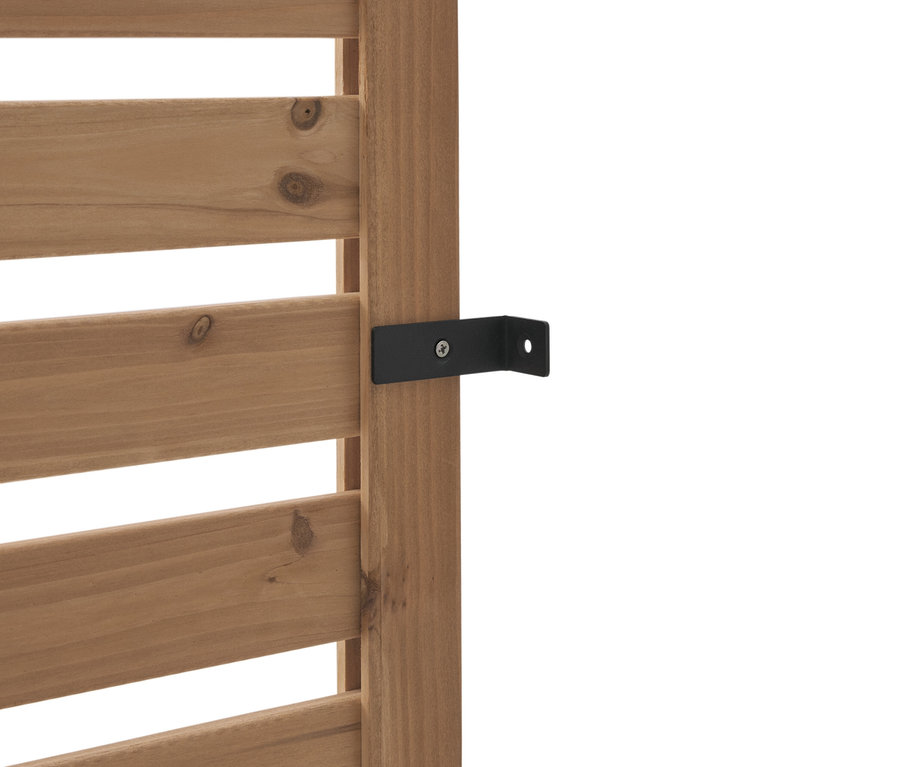 Detailansicht einer Holzstruktur mit schwarzen Metallbeschlägen.