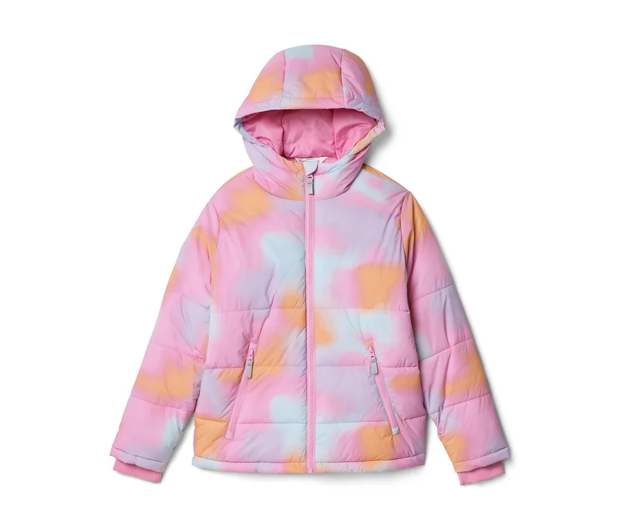 Eine Kinder-Steppjacke mit Kapuze, die ein farbenfrohes Batikmuster in Rosa, Hellblau, Orange und Lila sowie einen rosa Reißverschluss aufweist.