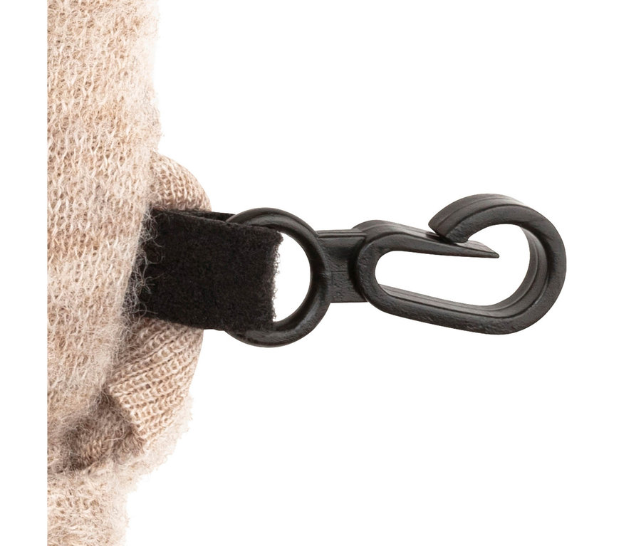 Nahaufnahme eines beigen Strickhandschuhs mit einem schwarzen Klettverschlussband, das an einem schwarzen Kunststoff-Drehkarabiner befestigt ist.