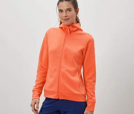 Frau trägt eine orange Funktionsjacke.