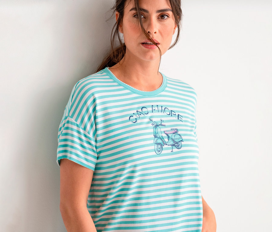 Frau in einem türkisfarbenen und weiß gestreiften Olsen T-Shirt mit Roller-Print und „CIAO AMORE“ Schriftzug.