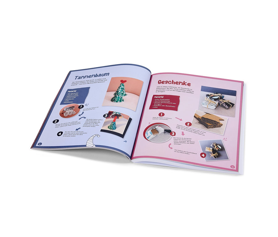 Offenes Buch mit Anleitungen zum Basteln eines Weihnachtsbaums und Geschenken. Buch »Kreative Ideen rund um die Wichteltür«.