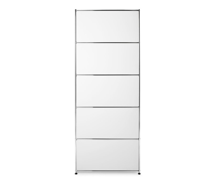 Detailansicht eines hohen Metallregals mit versetzbarem Klappenfach.