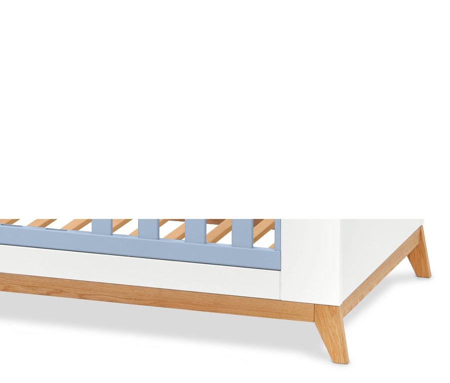 Detailansicht eines blauen Baby- und Kleinkindbetts.