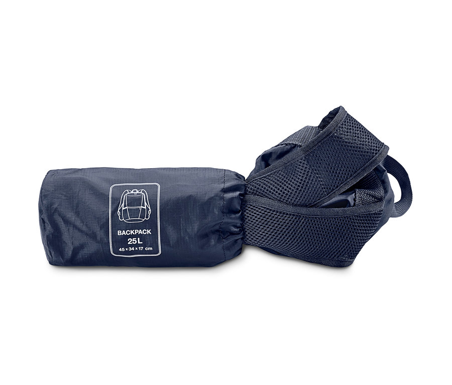 Ein Faltbarer Rucksack, zusammengerollt, mit den Riemen daneben.