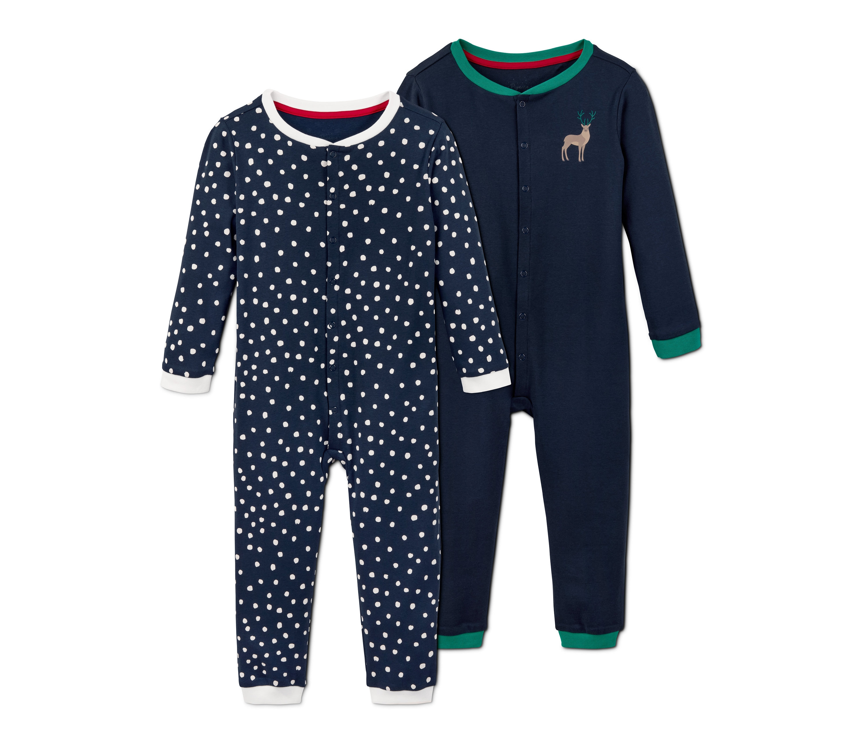 Zwei dunkelblaue Schlafanzüge aus Bio-Baumwolle mit langen Ärmeln. Einer ist mit weißen Punkten, der andere mit einem Hirsch.