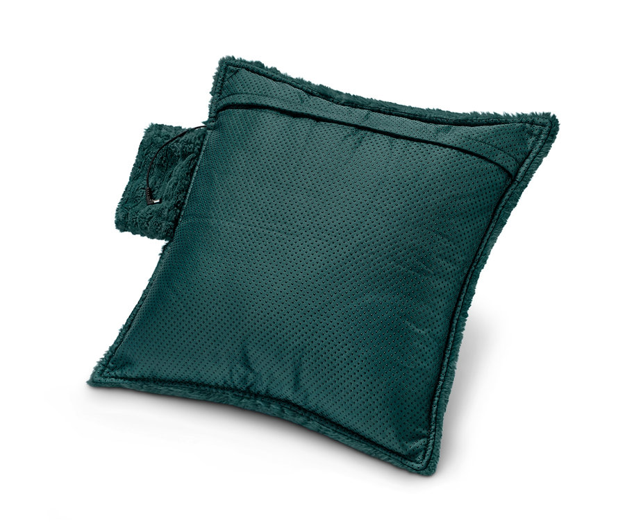 Ein dunkelgrünes Akku-Heiz-Sitzkissen, ca. 45 x 45 cm, liegt auf einem weißen Untergrund.