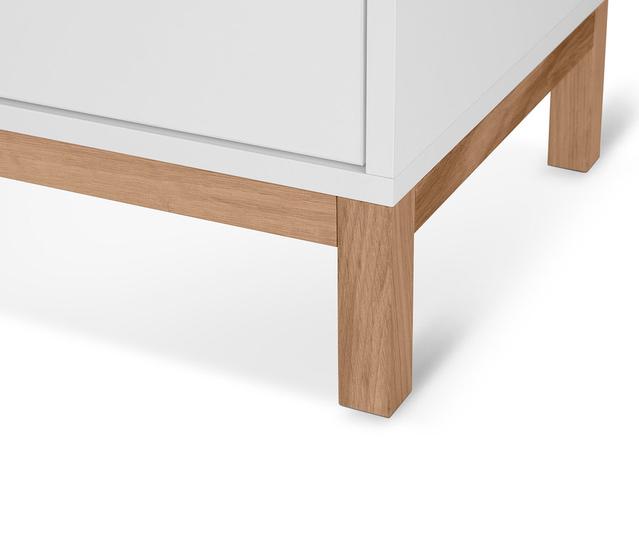 Detailansicht eines Sideboards »Eklund« mit Schubladen und Tür, das ein weißes Sideboard mit Holzbeinen zeigt.